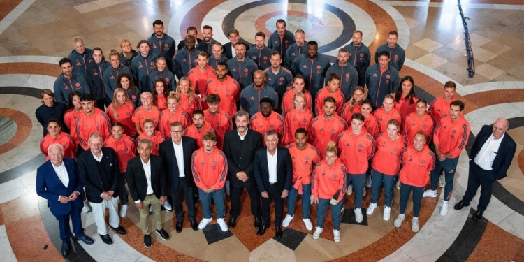 米兰体育中国官网-官方：拜仁男足、女足上赛季双双夺冠，球队获巴伐利亚州州长表彰